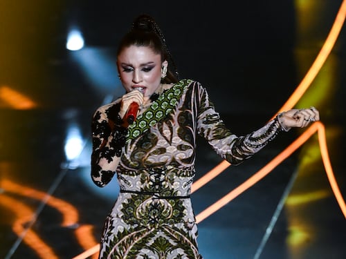 Sanremo 2024: ecco il look della prima serata del Festival di Angelica Mango