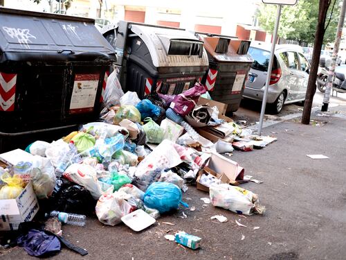 "Roma è un disastro": caos monnezza nella Capitale