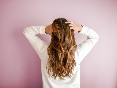 Capelli che cadono col cambio di stagione: ecco cosa fare