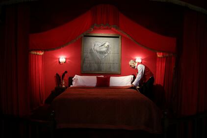 Banksy apre albergo a Betlemme 10