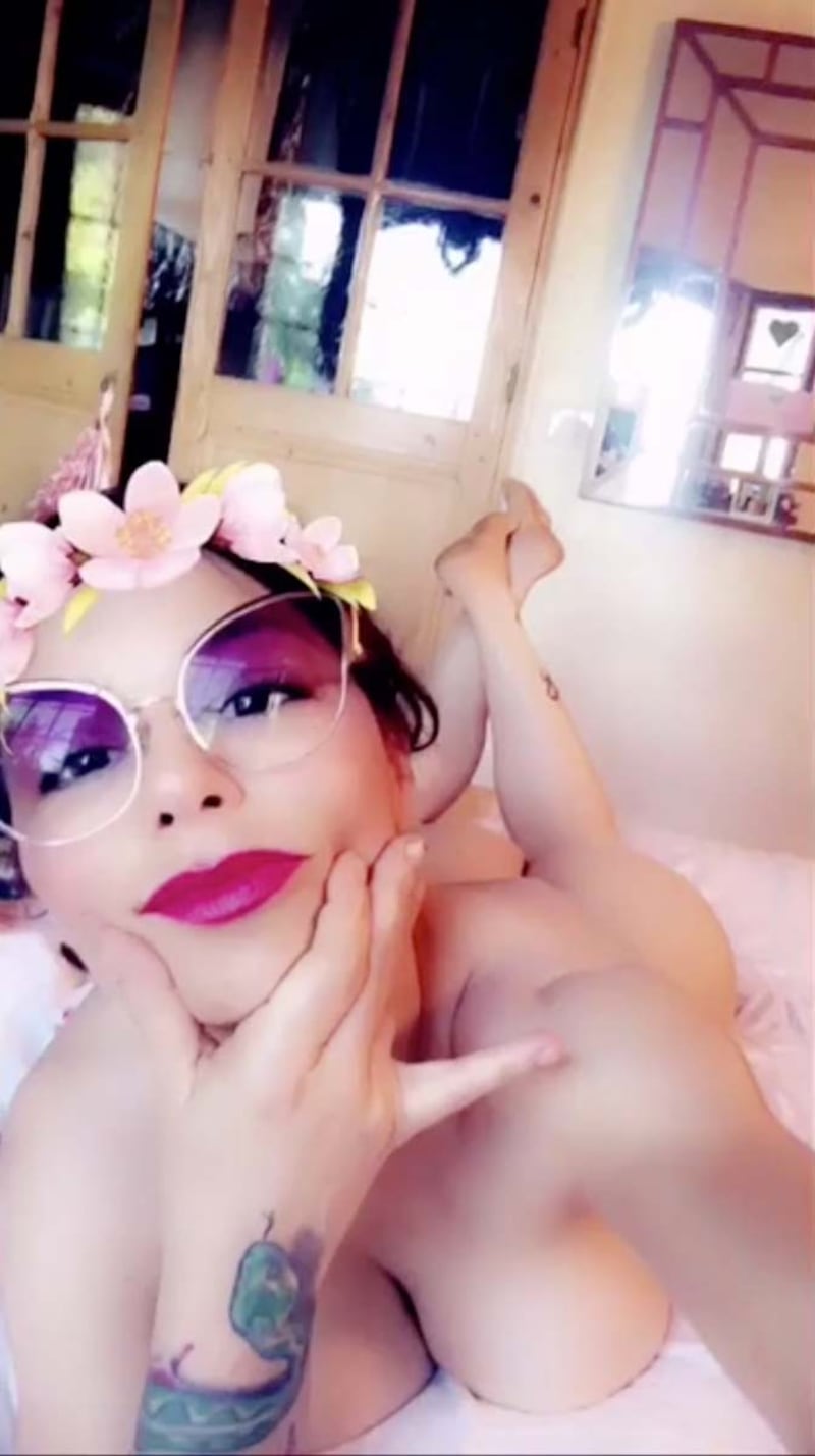 Naike Rivelli, meditazione in topless 2