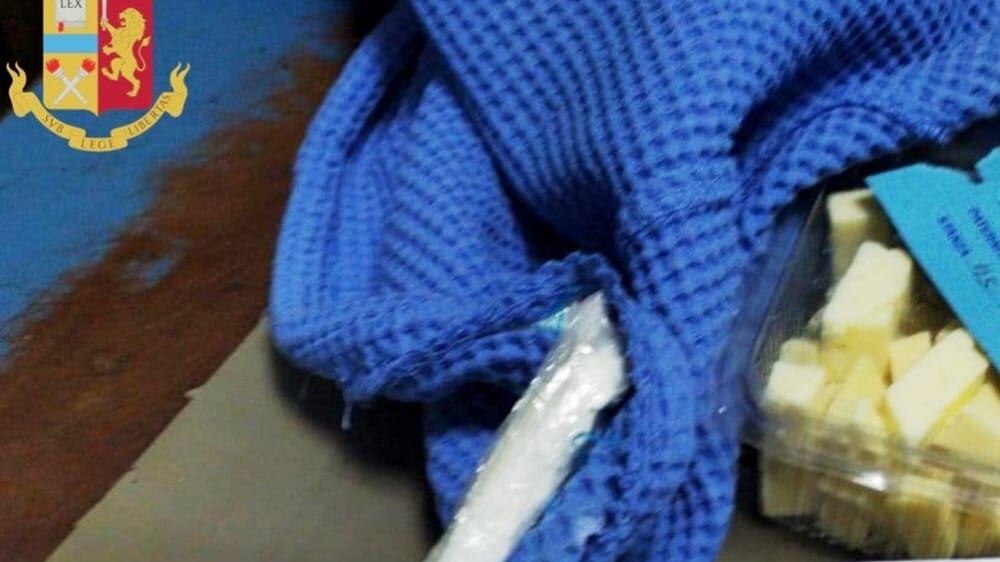Cocaina cucita nell'accappatoio: la scoperta nel carcere di Poggioreale
