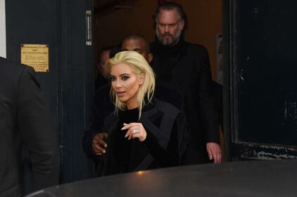 Kardashian cambia look: caschetto biondo platino 14