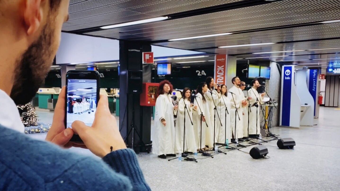 Auguri di Natale in musica con il coro gospel a Malpensa
