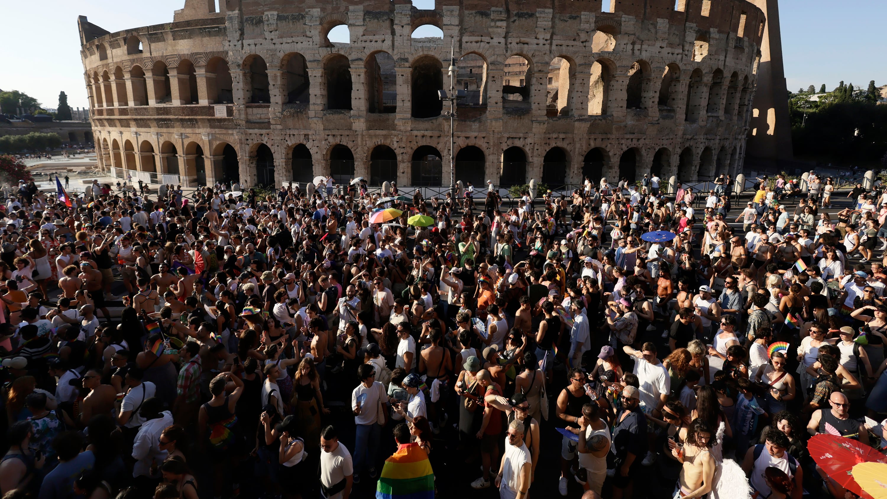 Milano, il Pride cambia orario per il caldo. Polemiche e defezioni ancora prima di iniziare