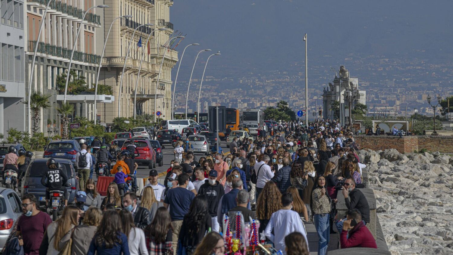 Incubo lockdown, stop assembramenti: contagi sotto la lente fino a domenica. Altre quattro regioni verso la zona rossa