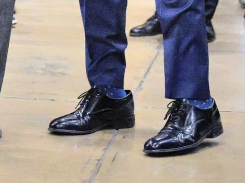 La passione di Trump per un paio di scarpe, le regala a tutti quelli della sua cerchia: ecco come mai