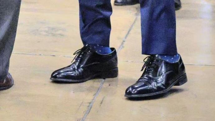 La passione di Trump per un paio di scarpe, le regala a tutti quelli della sua cerchia: ecco come mai