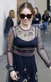 Da Game of Thrones alla Bbc: Emilia Clarke "pizzicata" negli studi tv 7