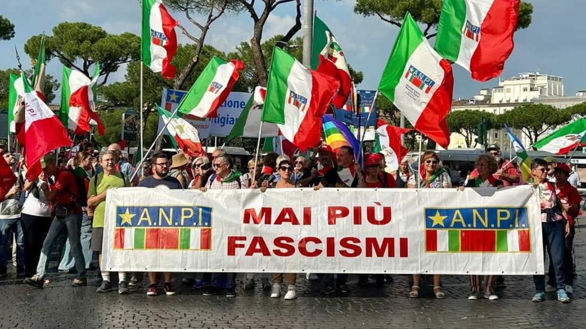 "Firma qui per chiudere l'Anpi", minaccia Ue a Musk e Arianna Meloni: quindi, oggi...