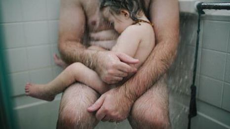 Padre e figlio censurati da Facebook ma la foto nasconde una storia commovente