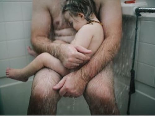 Padre e figlio censurati da Facebook ma la foto nasconde una storia commovente
