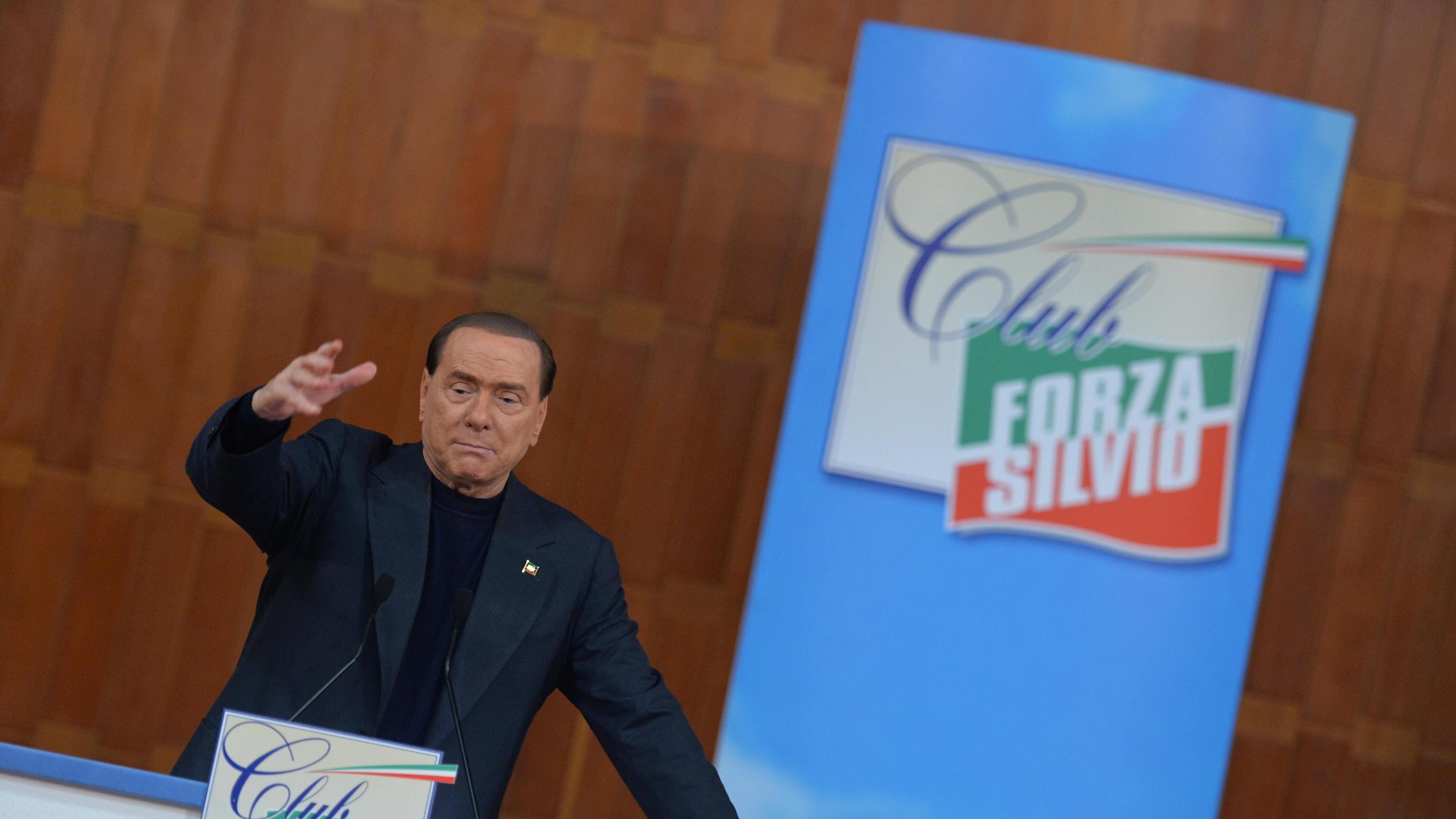 Berlusconi mette pace in Fi e impone la linea soft su Renzi