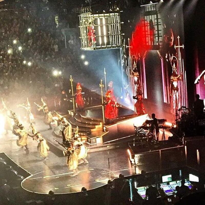 Suore sexy e croci: oggetti di scena "offensivi" del tour Rebel Art di Madonna  14