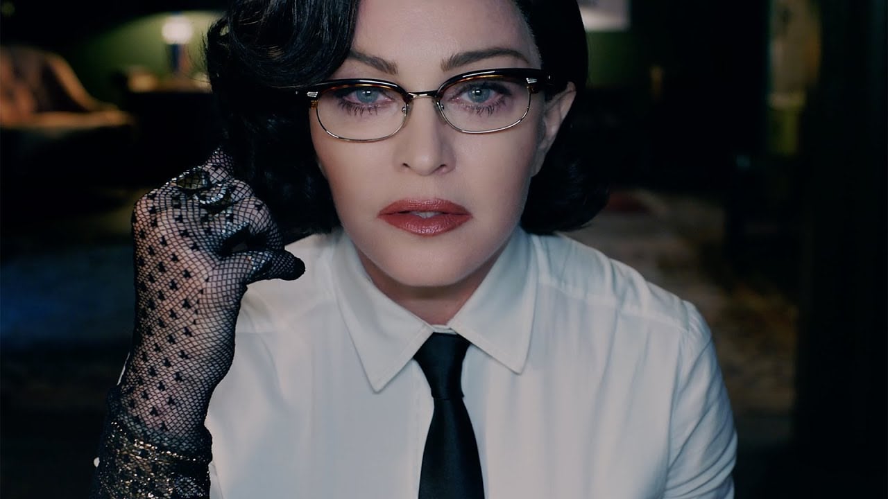 Fanno credere a Madonna che in Italia dai balconi si canta la sua canzone: il video è virale
