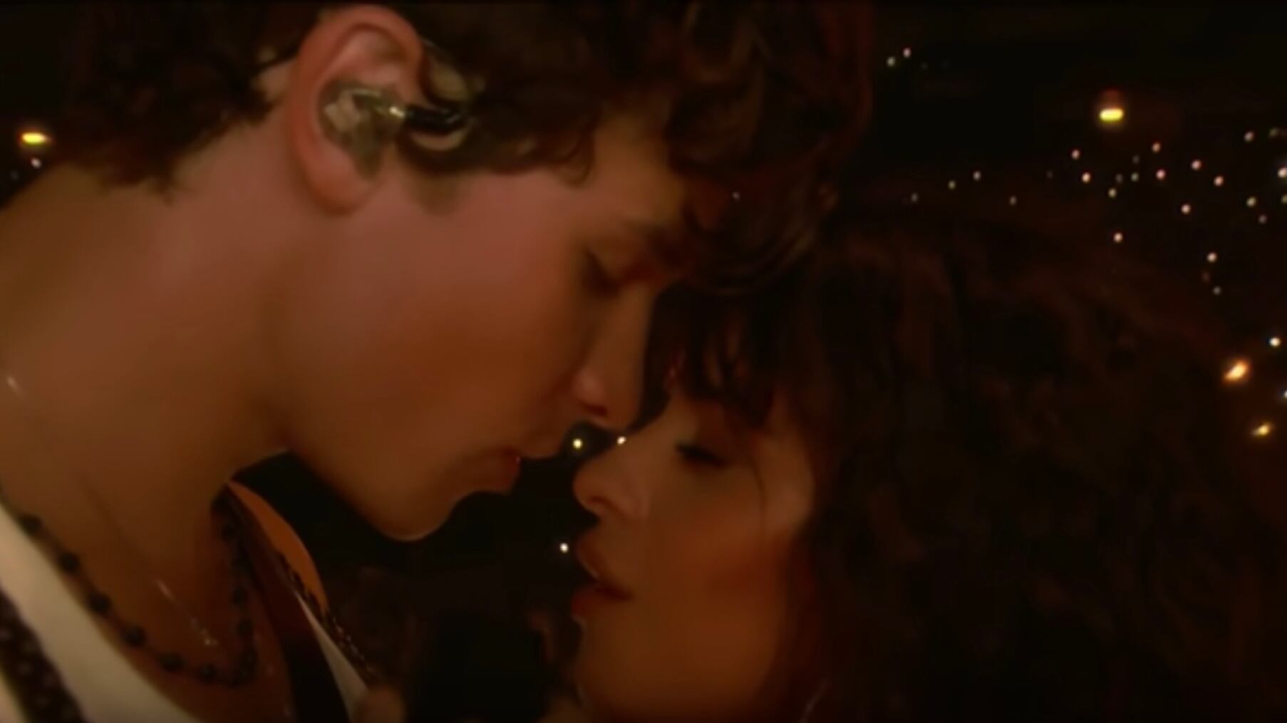 Shawn Mendes e Camila Cabello, debutto come coppia agli VMA ad alto tasso di romanticismo