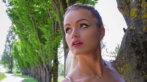 Mercedesz Henger, la scollatura hot fa impazzire il web