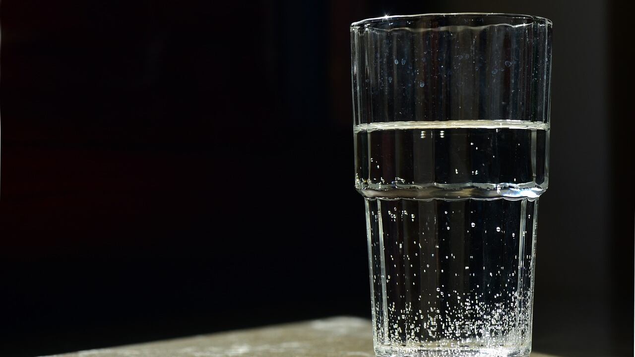 Va al bar e le servono del detersivo al posto dell'acqua. Donna in coma per giorni