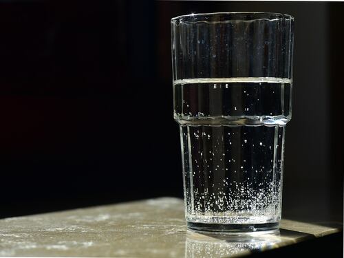 Va al bar e le servono del detersivo al posto dell'acqua. Donna in coma per giorni