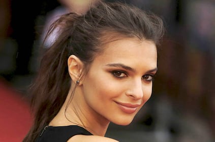 Emily Ratajkowski hot, topless e parrucca rosa 18