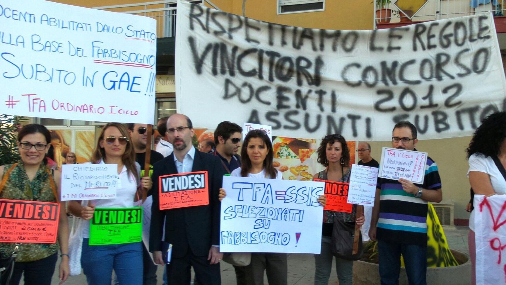 Slogan e photo opportunity: Renzi mette in scena lo spot del primo giorno di scuola