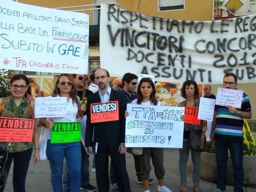 Slogan e photo opportunity: Renzi mette in scena lo spot del primo giorno di scuola