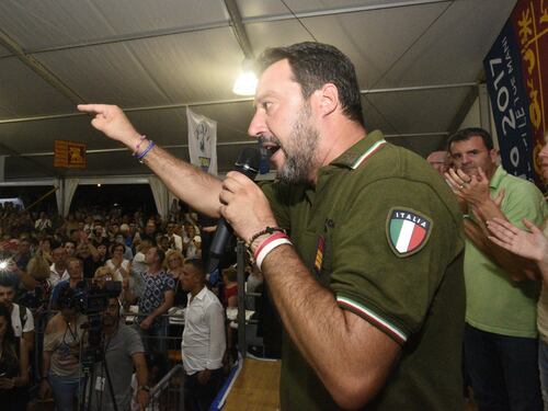 Salvini boccia il governo dell'inciucio: "Se 5S e Pd riaprono i porti fanno male all'Italia"