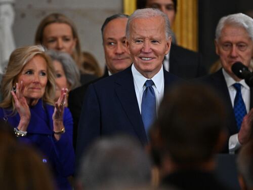L'ultimo giorno di Biden: grazia parenti e anti-Donald