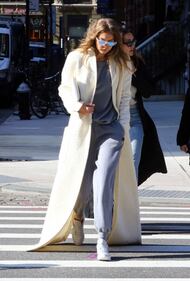 Gigi Hadid nuda sul cavallo 48