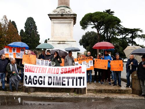A Roma cimiteri pieni. E chi si lamenta può finire pure denunciato