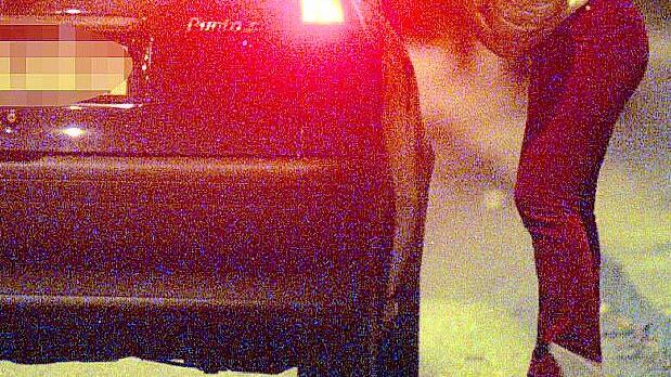 Pensionato rimorchia prostituta col pulmino per il trasporto anziani