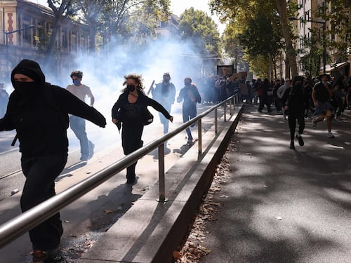 “A volte la violenza è legittima”: così l’estrema sinistra soffia sul fuoco della rivolta francese