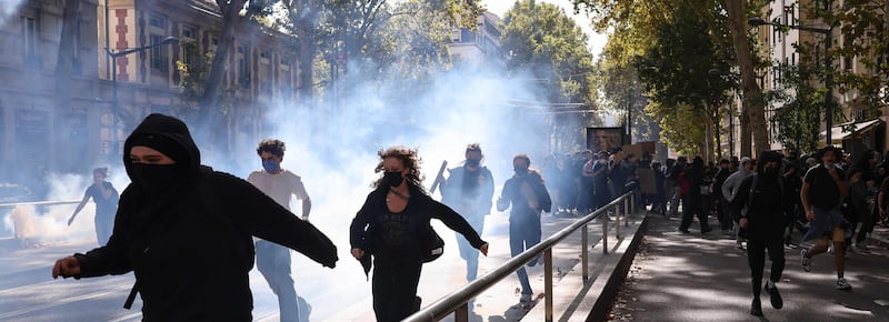 “A volte la violenza è legittima”: così l’estrema sinistra soffia sul fuoco della rivolta francese