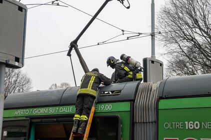 Milano, principio di incendio sul tram 27: le immagini 10