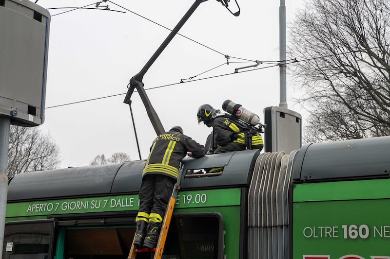 Milano, principio di incendio sul tram 27: le immagini 10