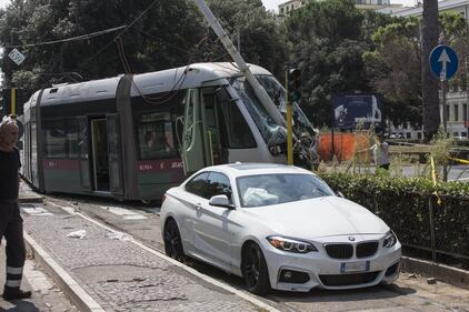 Roma, auto e tram si scontrano: tre feriti 2