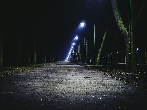 Legnano, tunisino mezzo nudo minaccia di notte due persone