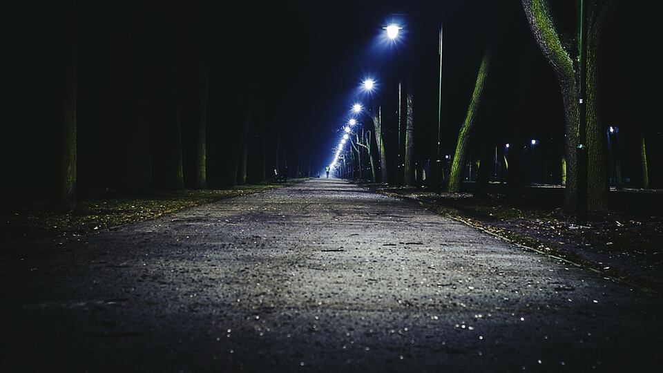Legnano, tunisino mezzo nudo minaccia di notte due persone