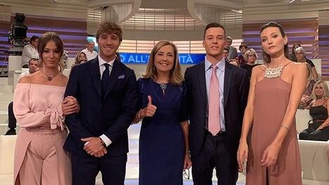 Barbara Palombelli pubblica una foto del cast di Forum e il web si scatena: "Orrenda!"
