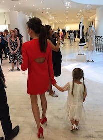 Victoria Beckham fa il manichino su Instagram 8