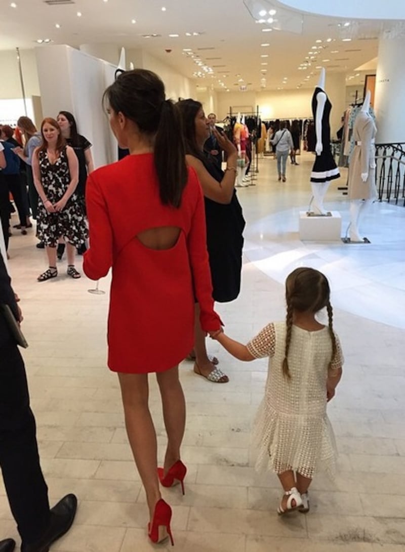 Victoria Beckham fa il manichino su Instagram 8