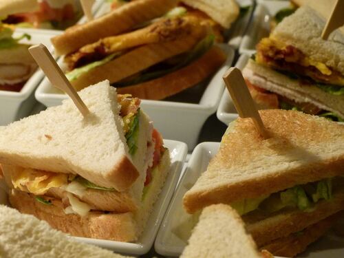 Volete mangiare gratis a Milano? Una pagina vi indica come fare