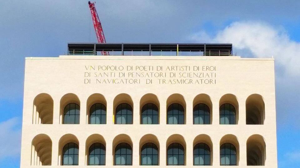 Spunta una misteriosa terrazza sul Colosseo Quadrato in affitto a Fendi