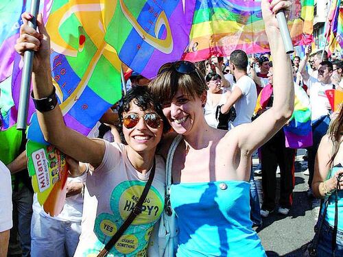 Lesbiche contro gay «Ci discriminate sulla sexy-street»