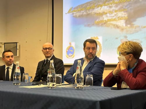 "Qui c'è traffico organizzato, rivedere le norme": le parole di Salvini a Lampedusa
