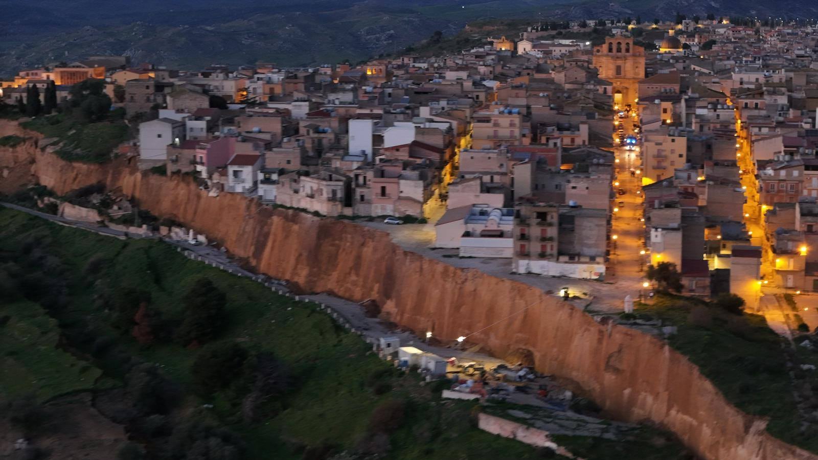 Frana a Niscemi: evacuate mille persone. Dal Governo 100 milioni per il maltempo