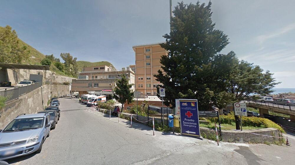 Minaccia con un coltello medici e infermieri del pronto soccorso: arrestato