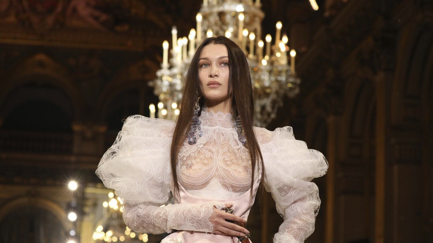 Bella Hadid senza reggiseno