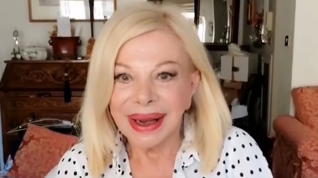 Sandra Milo non si tiene: "Palestrati mi mandano foto senza mutande"