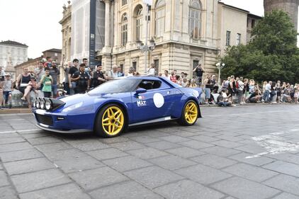 Sfilata di automobili a Torino per il Motor show 9